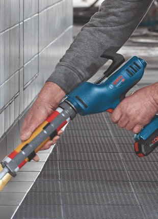 Bosch GCG 18V-310 Prensa de cartucho a batería profesional 18 V 310 ml 3,5 kN + 2x baterías 2,0 Ah + cargador