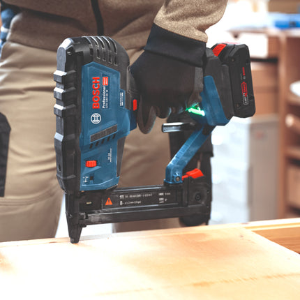 Bosch GTH 18V-38 M Cucitrice per legno professionale a batteria 18 V 5,8 x 10 - 38 mm senza spazzole ( 0601482501 ) + L-Boxx - senza batteria, senza caricabatterie