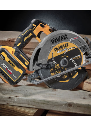 Akumulatorowa pilarka tarczowa DeWalt DCS 573 M2 18 V 190 x 30 mm bezszczotkowa + 2x akumulator 4,0 Ah + ładowarka