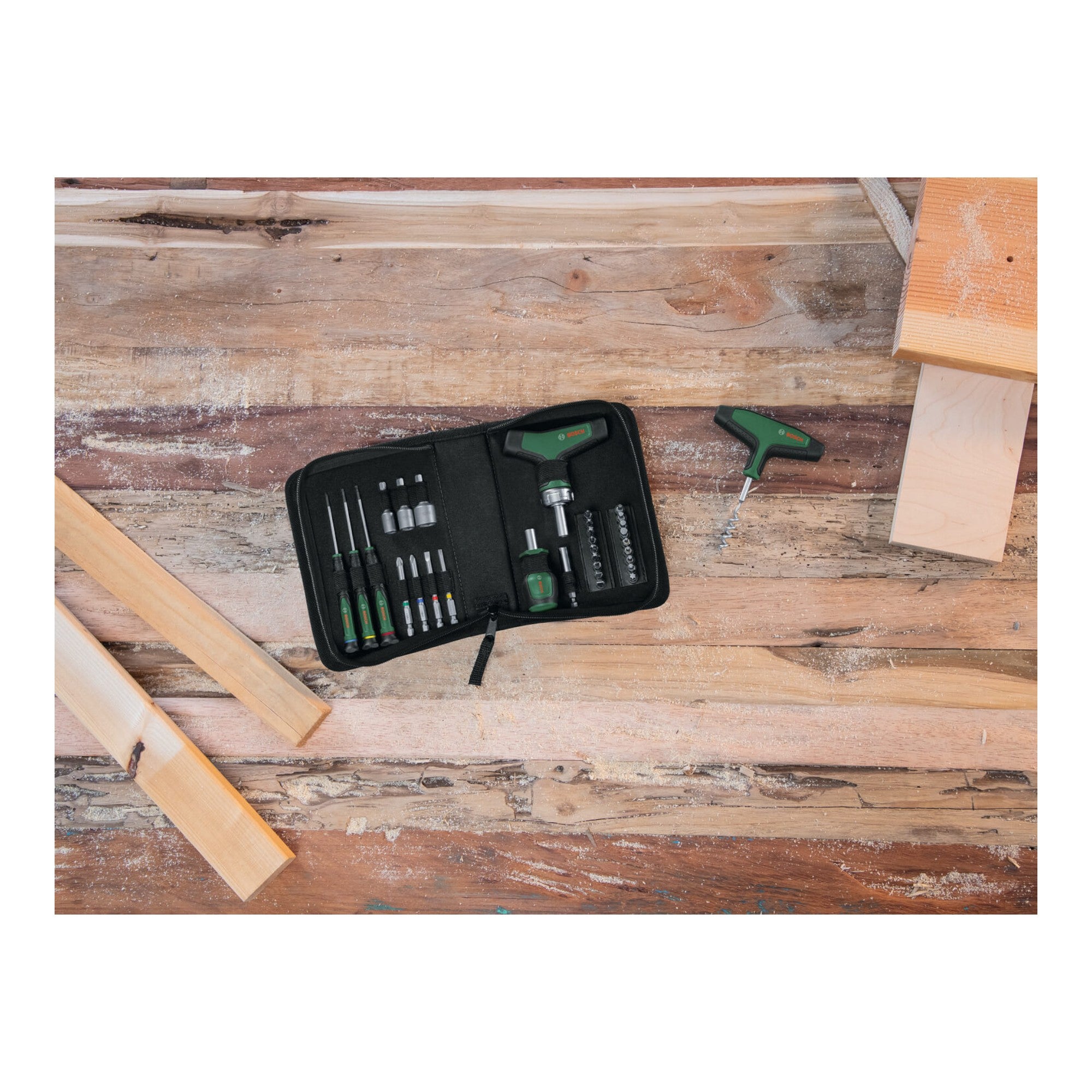 Bosch Handwerkzeug Adventskalender 2024 mit 33 tlg Werkzeug Set 1600A0349X Bit Ratschenschraubendreher T Griff Praezisionsschraubendreher Bit Schraubendreher Stubby Zubehoer Korkenzieher Tasche 2 - toolbrothers