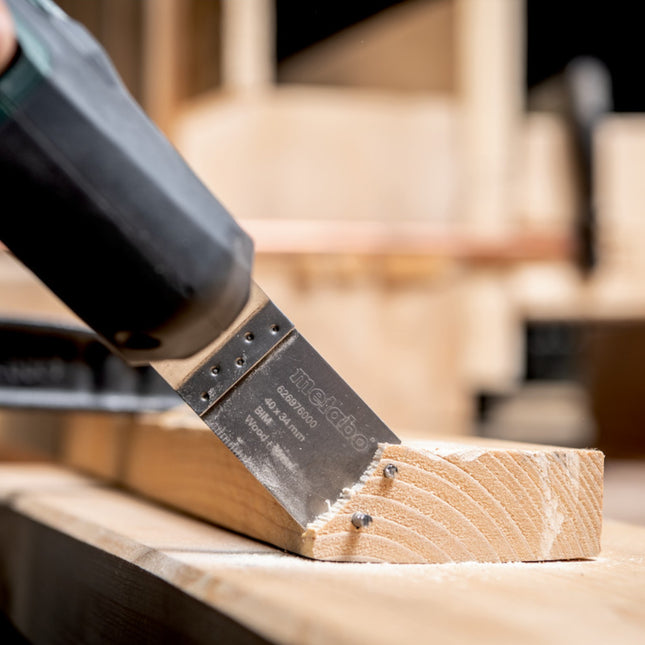 Metabo PowerMaxx MT 12 utensile multifunzione a batteria 12 V + 2 batterie da 2,0 Ah + caricatore + set di accessori per la levigatura da 18 pezzi + metaBOX 145 ( 613089510 )