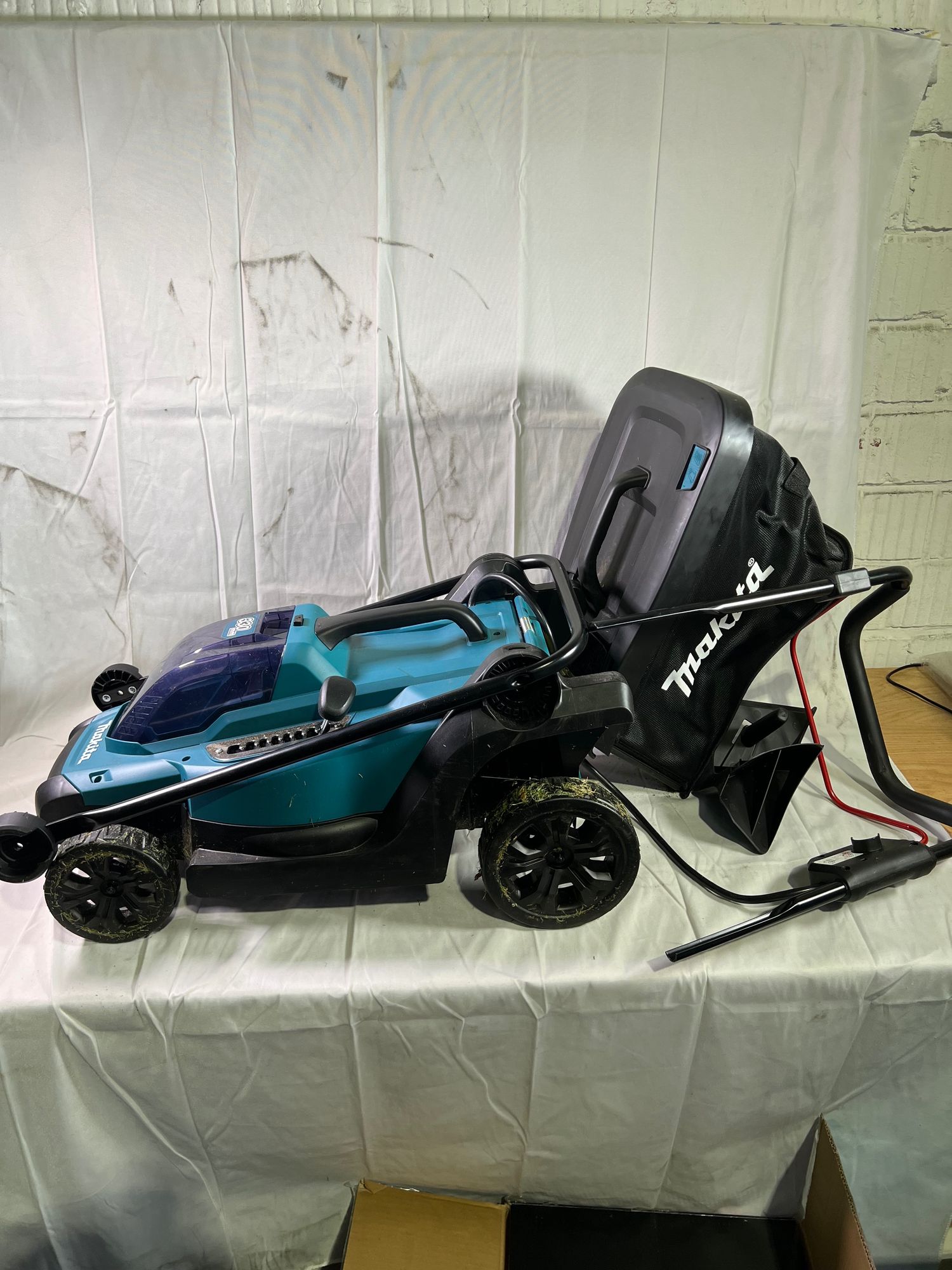 Makita DLM 330 Z Akku Rasenmaeher 18 V 33 cm 30 l Solo ohne Akku ohne Ladegeraet Reparaturgeraet 0 - toolbrothers