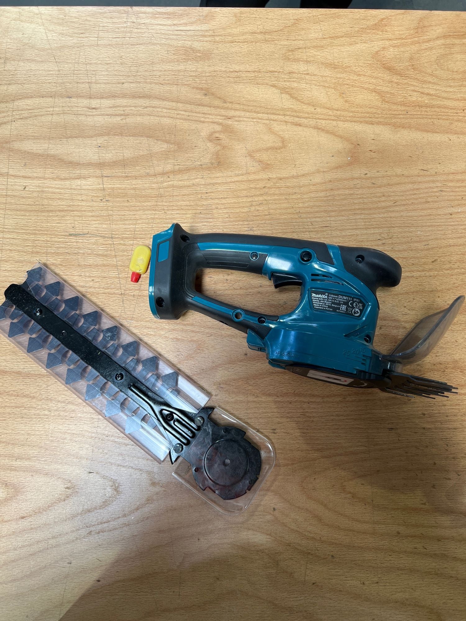 Makita DUM 111 ZX Akku Grasschere Strauchschere 18 V 11 cm Solo ohne Akku ohne Ladegeraet Reparaturgeraet 2 - toolbrothers