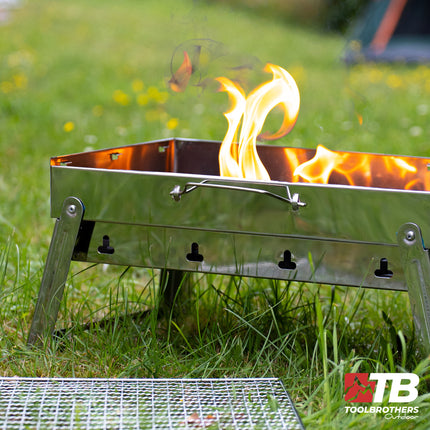 Toolbrothers Set barbecue portatile a carbonella in acciaio inox per il campeggio senza attrezzi 43 x 29 x 23 cm argento + posate per barbecue, guanti per barbecue e scomparti per barbecue 8 pezzi