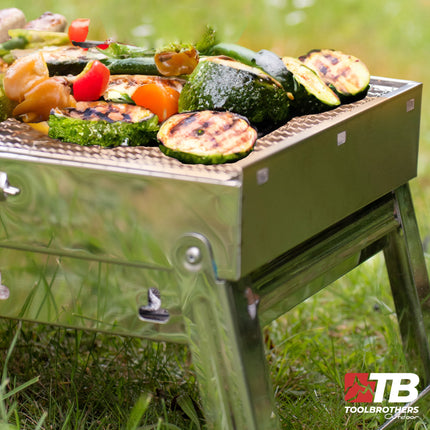 Toolbrothers Set barbecue portatile a carbonella in acciaio inox per il campeggio senza attrezzi 43 x 29 x 23 cm argento + posate per barbecue, guanti per barbecue e scomparti per barbecue 8 pezzi